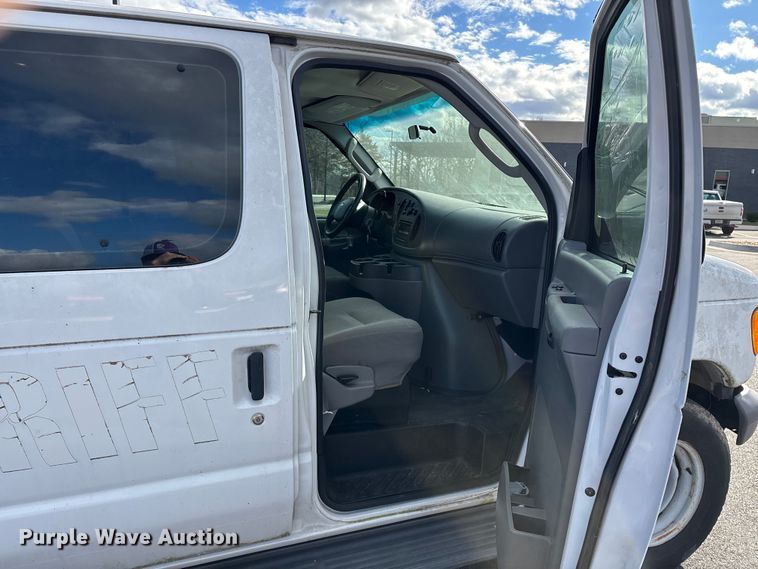 image for item FG0024 2006 Ford E350 van