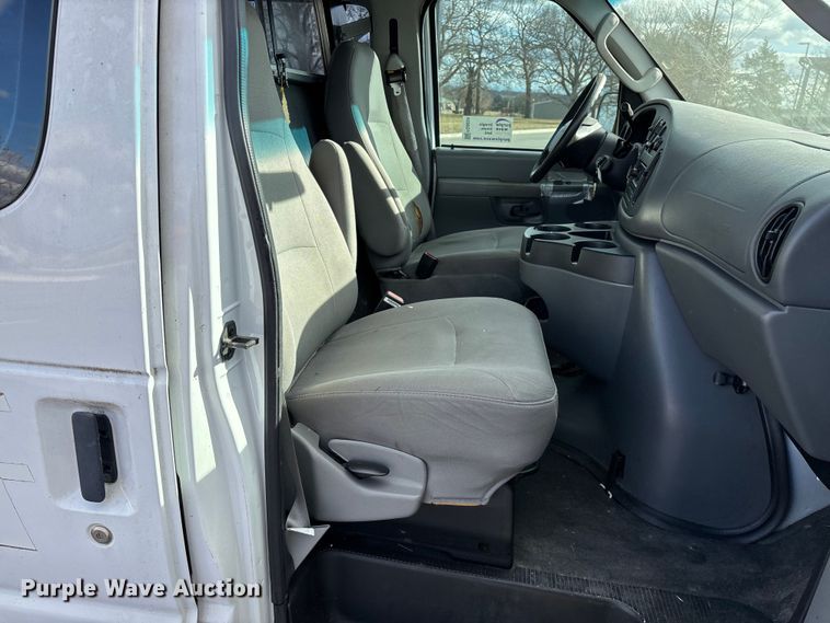 image for item FG0024 2006 Ford E350 van