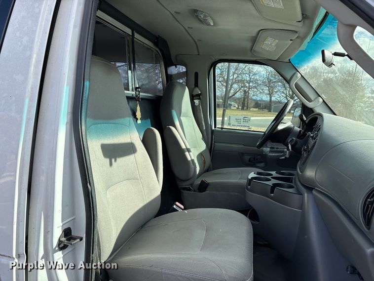 image for item FG0024 2006 Ford E350 van
