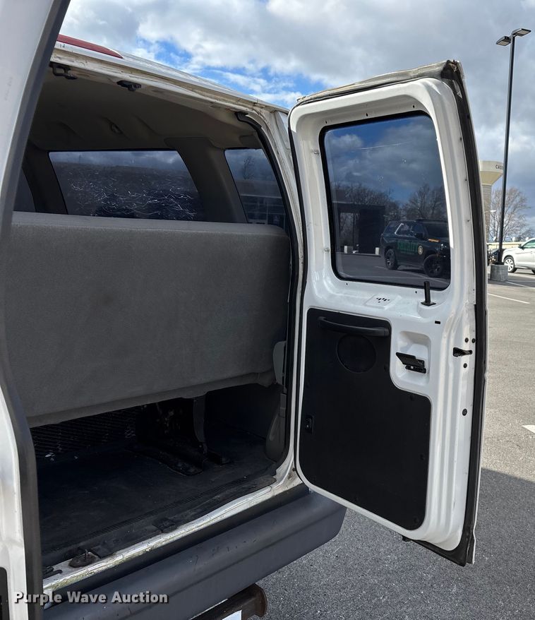 image for item FG0024 2006 Ford E350 van