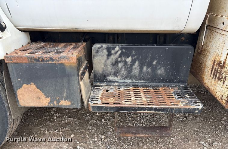 image for item FG2533 2000 GMC C6500 flatbed truck