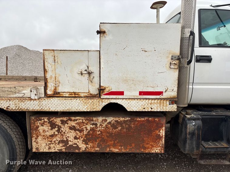 image for item FG2533 2000 GMC C6500 flatbed truck