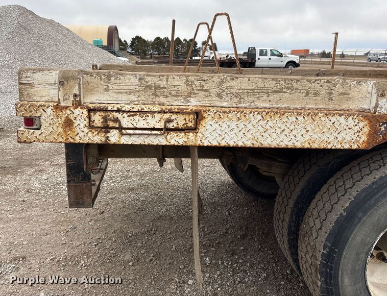 image for item FG2533 2000 GMC C6500 flatbed truck