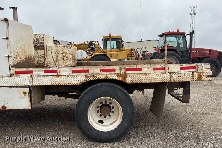 image for item FG2533 2000 GMC C6500 flatbed truck