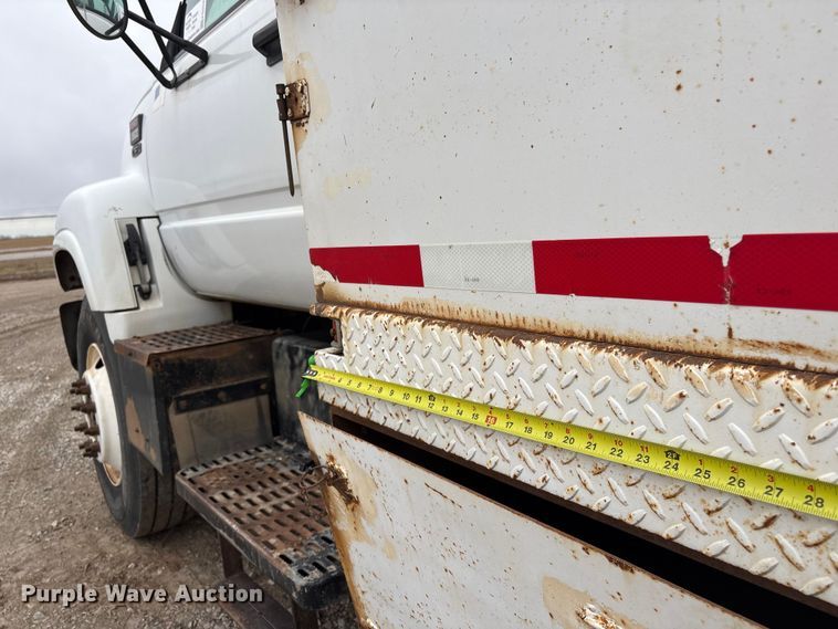 image for item FG2533 2000 GMC C6500 flatbed truck