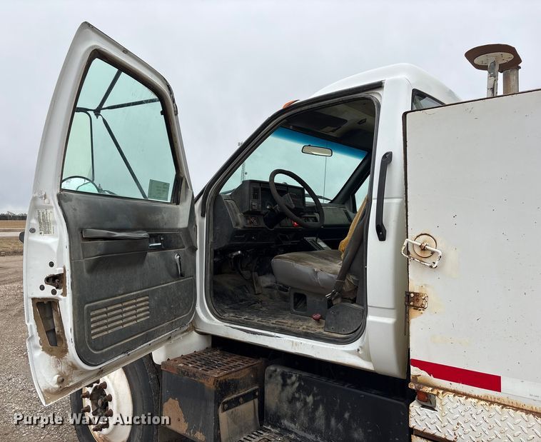 image for item FG2533 2000 GMC C6500 flatbed truck