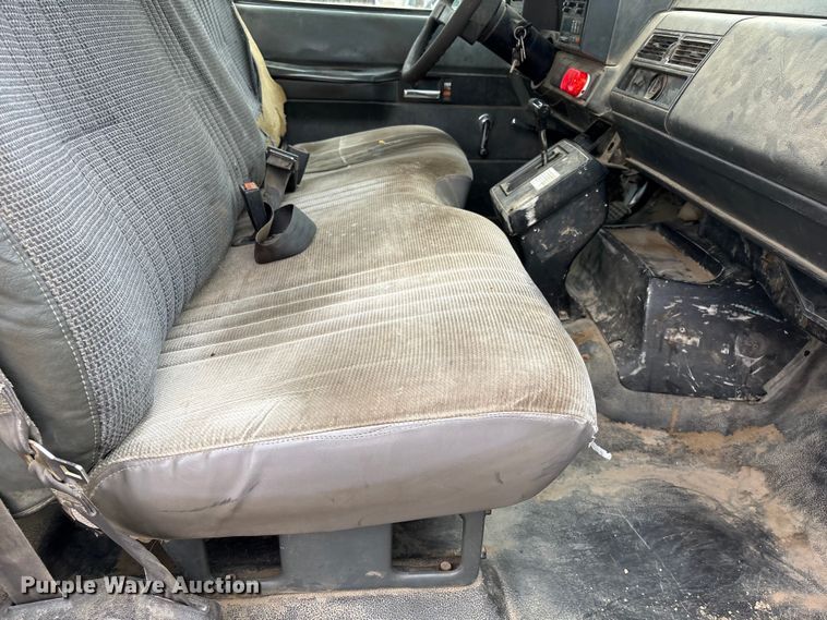 image for item FG2533 2000 GMC C6500 flatbed truck