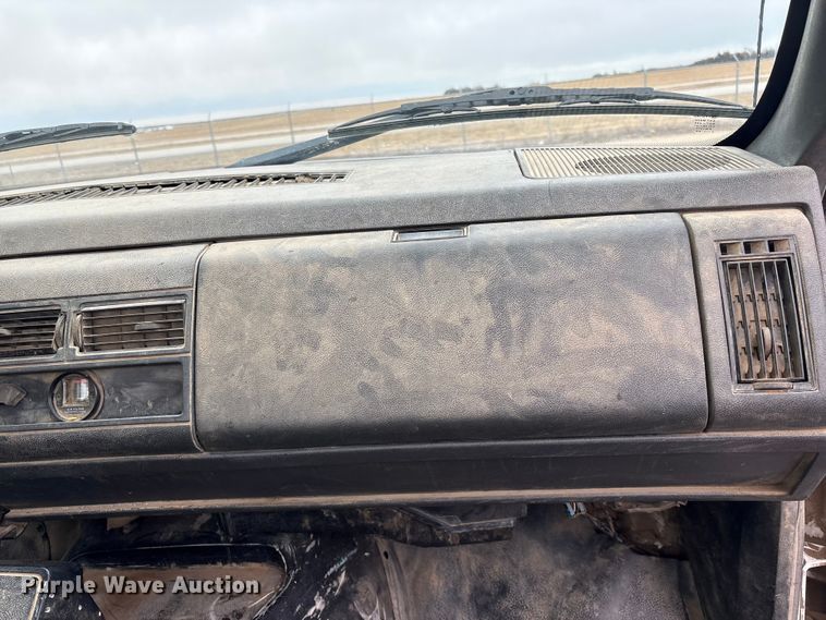 image for item FG2533 2000 GMC C6500 flatbed truck