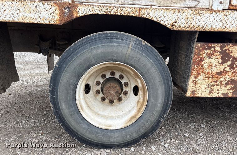 image for item FG2533 2000 GMC C6500 flatbed truck