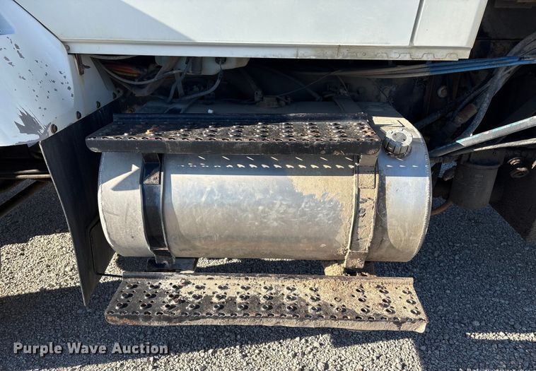 image for item FG2574 2005 International 7300 dump truck