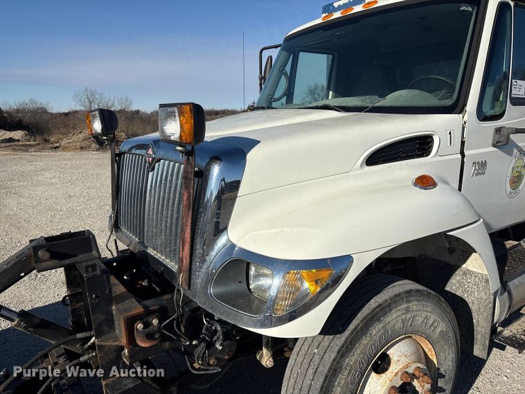 image for item FG2574 2005 International 7300 dump truck