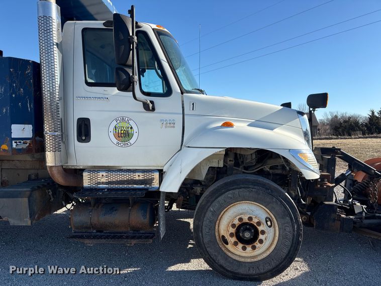 image for item FG2574 2005 International 7300 dump truck