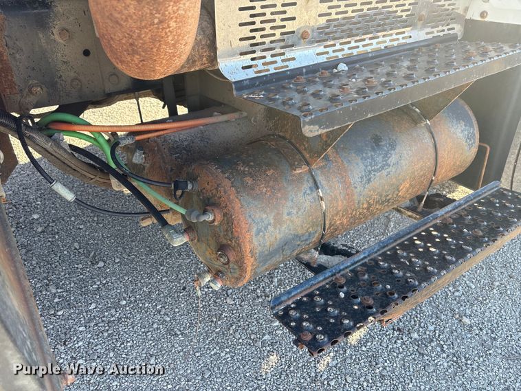 image for item FG2574 2005 International 7300 dump truck