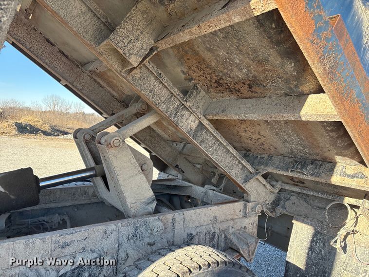 image for item FG2574 2005 International 7300 dump truck