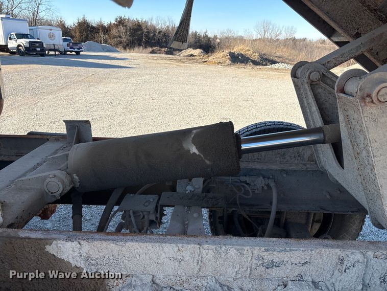 image for item FG2574 2005 International 7300 dump truck