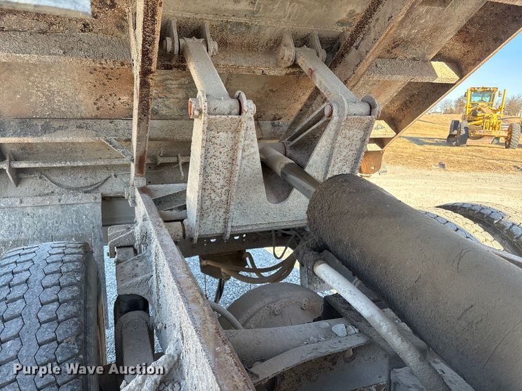 image for item FG2574 2005 International 7300 dump truck