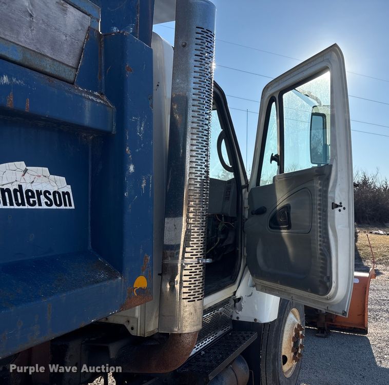 image for item FG2574 2005 International 7300 dump truck