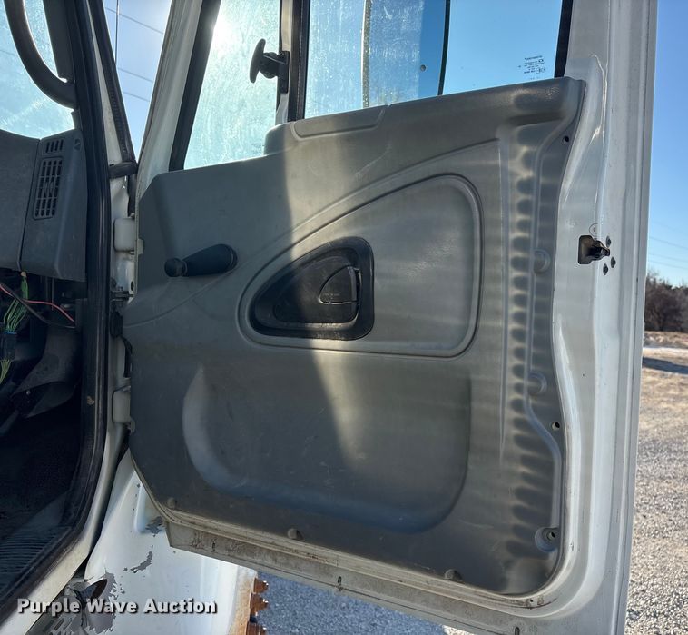 image for item FG2574 2005 International 7300 dump truck