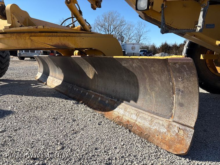 image for item FG2575 2001 John Deere 770CH motor grader