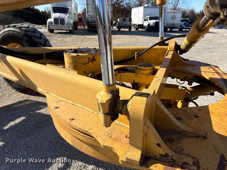 image for item FG2575 2001 John Deere 770CH motor grader