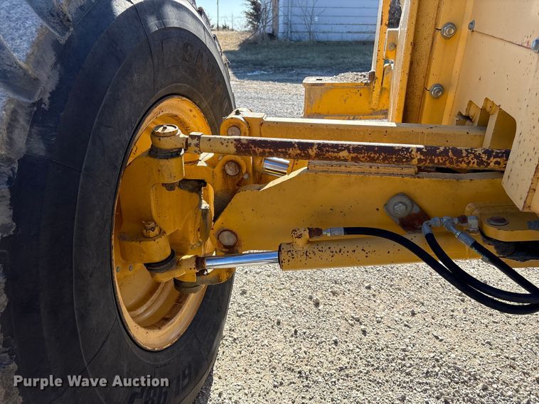 image for item FG2575 2001 John Deere 770CH motor grader