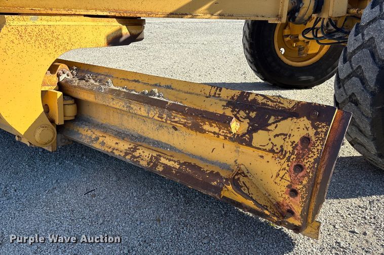 image for item FG2575 2001 John Deere 770CH motor grader