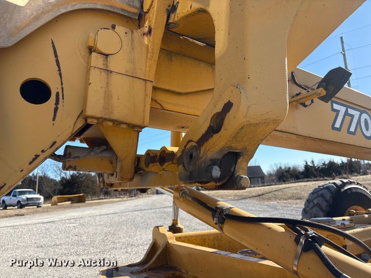 image for item FG2575 2001 John Deere 770CH motor grader