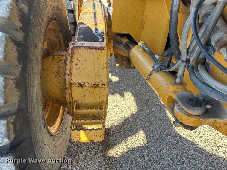 image for item FG2575 2001 John Deere 770CH motor grader