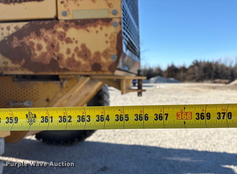 image for item FG2575 2001 John Deere 770CH motor grader