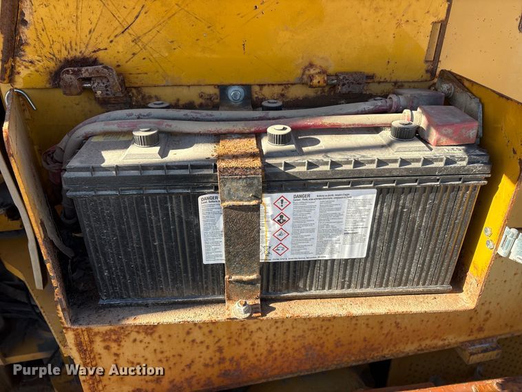 image for item FG2575 2001 John Deere 770CH motor grader