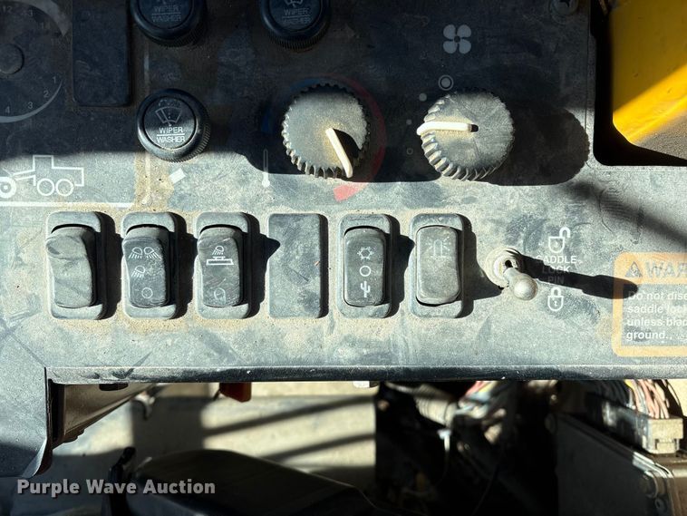 image for item FG2575 2001 John Deere 770CH motor grader