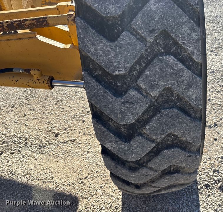 image for item FG2575 2001 John Deere 770CH motor grader