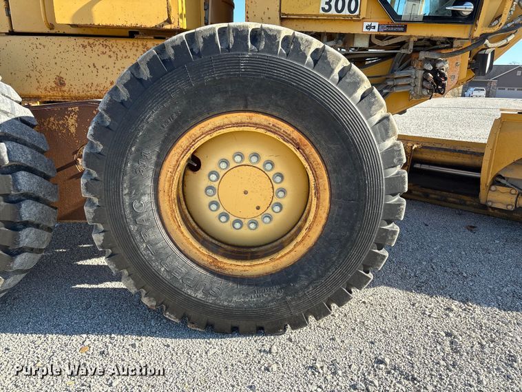 image for item FG2575 2001 John Deere 770CH motor grader