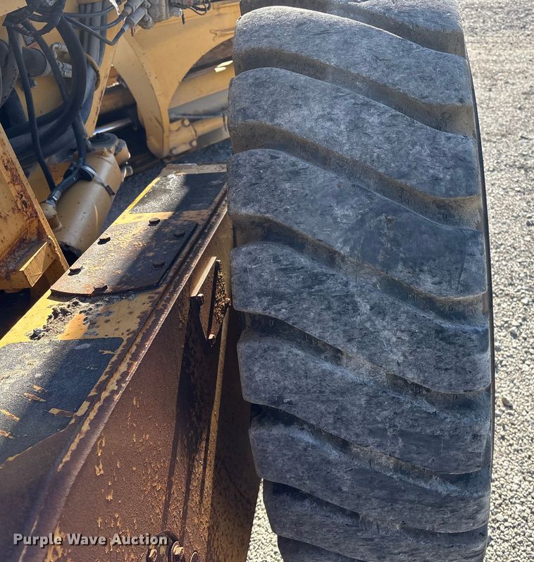 image for item FG2575 2001 John Deere 770CH motor grader