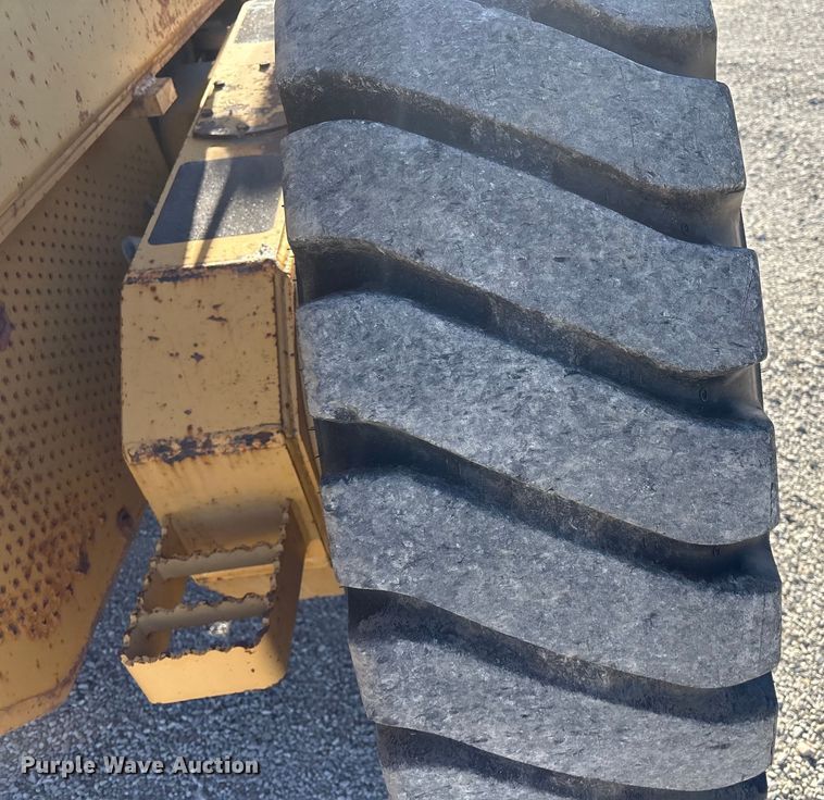 image for item FG2575 2001 John Deere 770CH motor grader