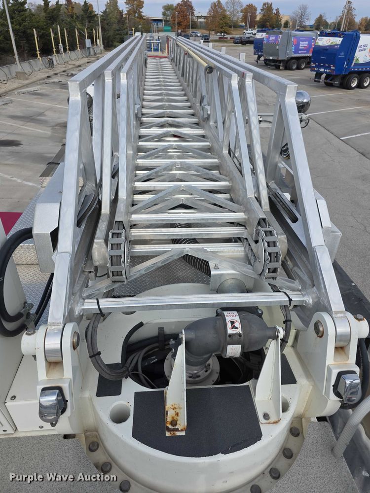 image for item FI0630 2009 Pierce Velocity ladder fire truck