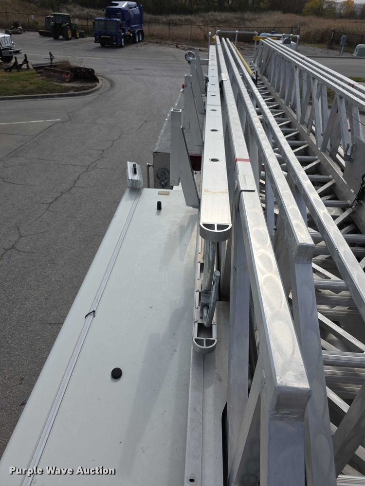 image for item FI0630 2009 Pierce Velocity ladder fire truck