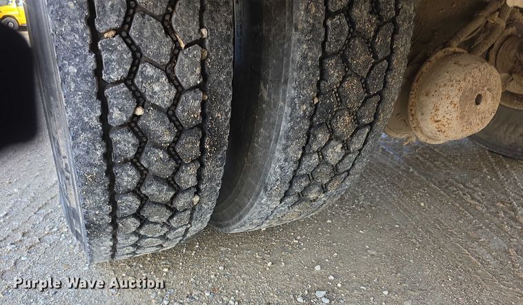 image for item FI0751 2002 Bluebird TC2000 school bus