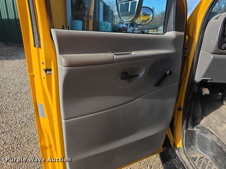 image for item FI0753 2001 Ford E450 school bus