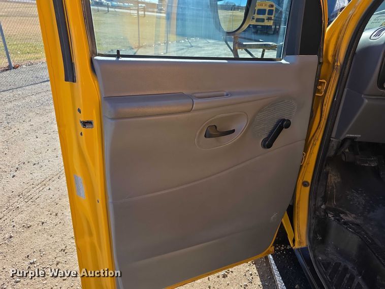 image for item FI0755 2001 Ford E450 school bus