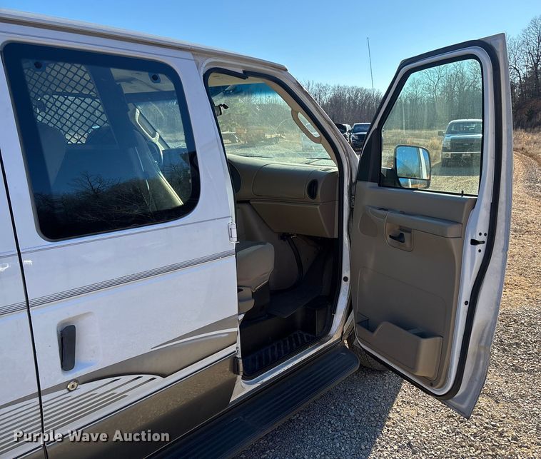 image for item FI1632 2003 Ford E150 van