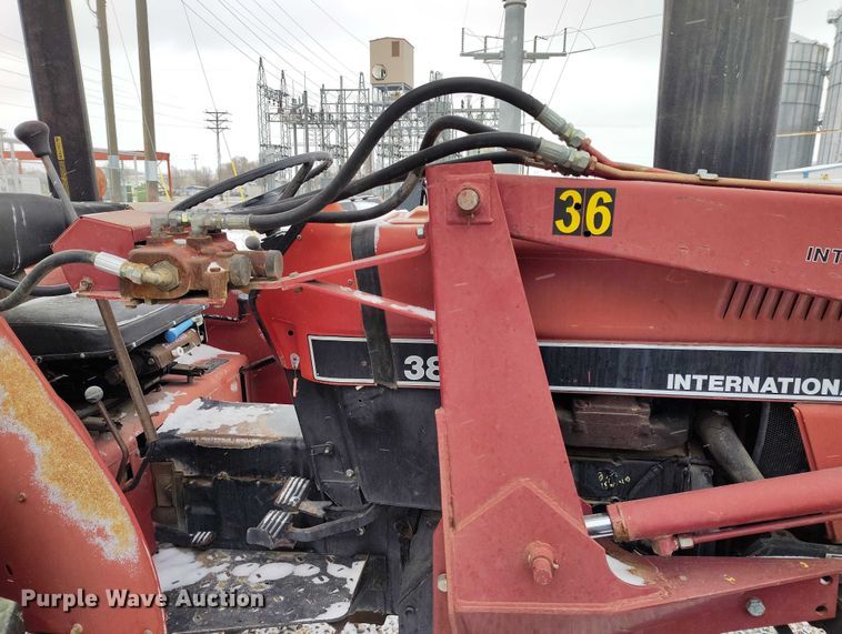 image for item IH9419 1989 Case IH 385 tractor