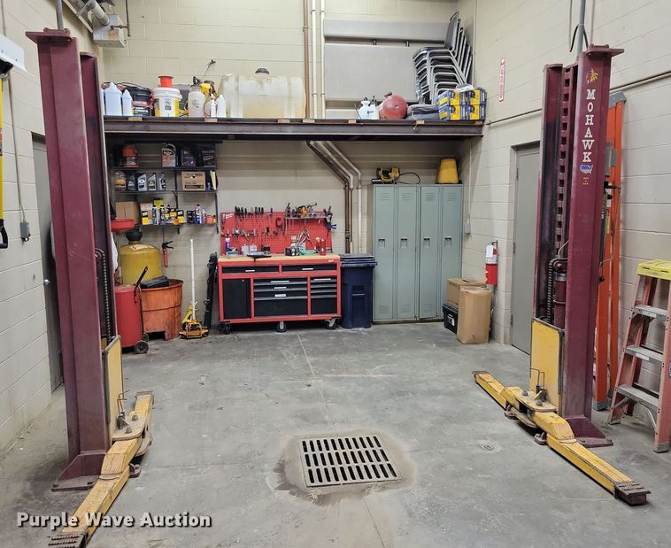 image for item NO9979 Mohawk automotive lift