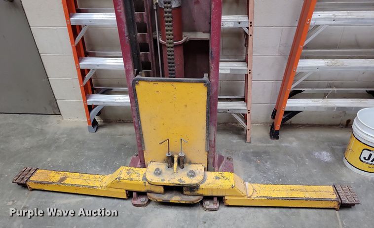 image for item NO9979 Mohawk automotive lift