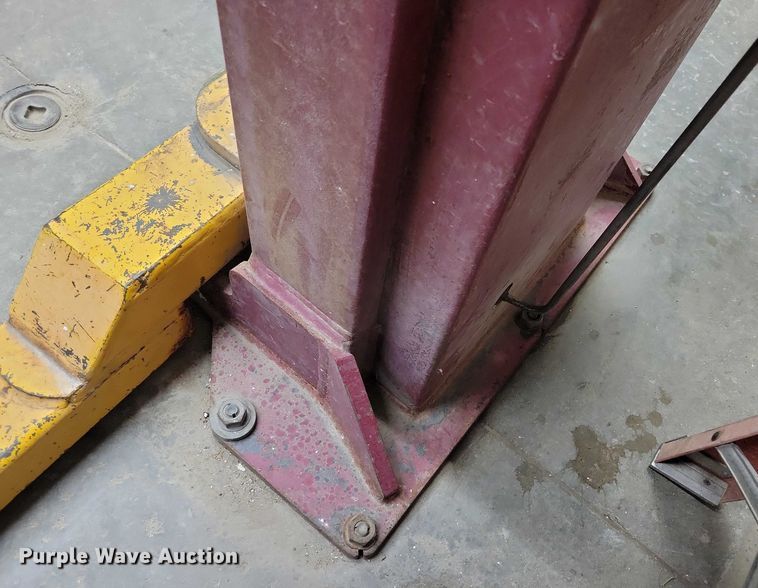 image for item NO9979 Mohawk automotive lift