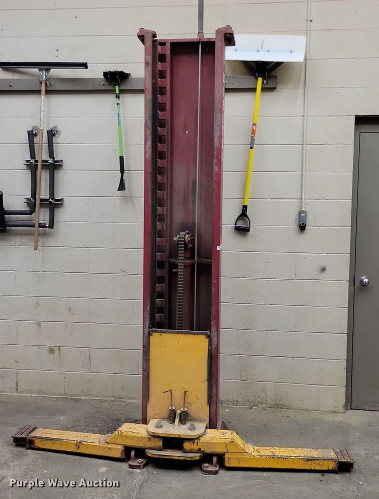 image for item NO9979 Mohawk automotive lift