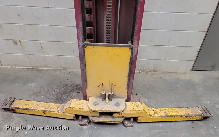 image for item NO9979 Mohawk automotive lift