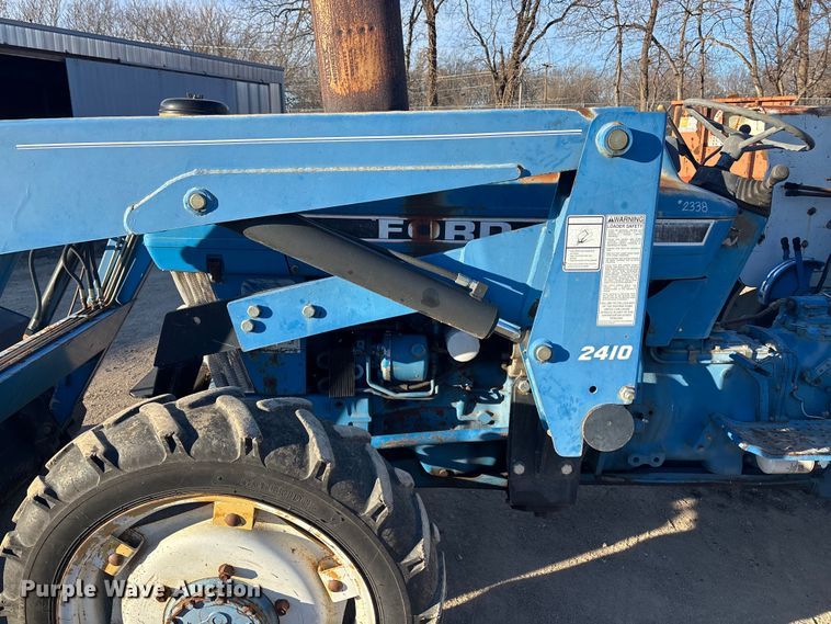 image for item OE9328 Ford CA414D MFWD tractor