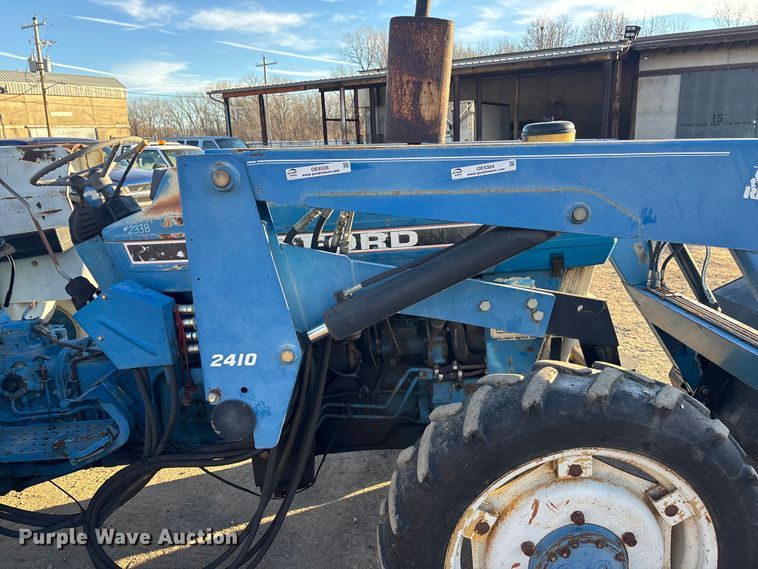 image for item OE9328 Ford CA414D MFWD tractor