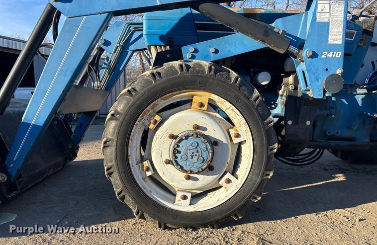 image for item OE9328 Ford CA414D MFWD tractor